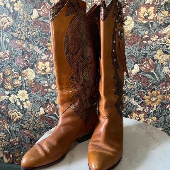 Elegant Brown and Gold Western Boots - Picture 5 of 10